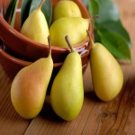 سفارش گلابی تازه با طعم بسیار شیرین آبدار برداشت شده از باغ های خراسان