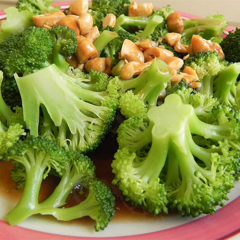 Broccoli-with-Garlic-Butter-and-Cashews