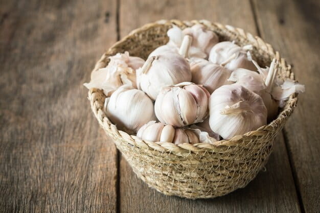 garlic-in-a-basket-on-an-old-wooden-table_7182-1461