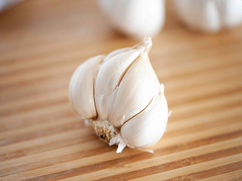 Simply-Recipes-Roasted-Garlic-METHOD-1-100a65dd4930411fbed8c3759b97517c