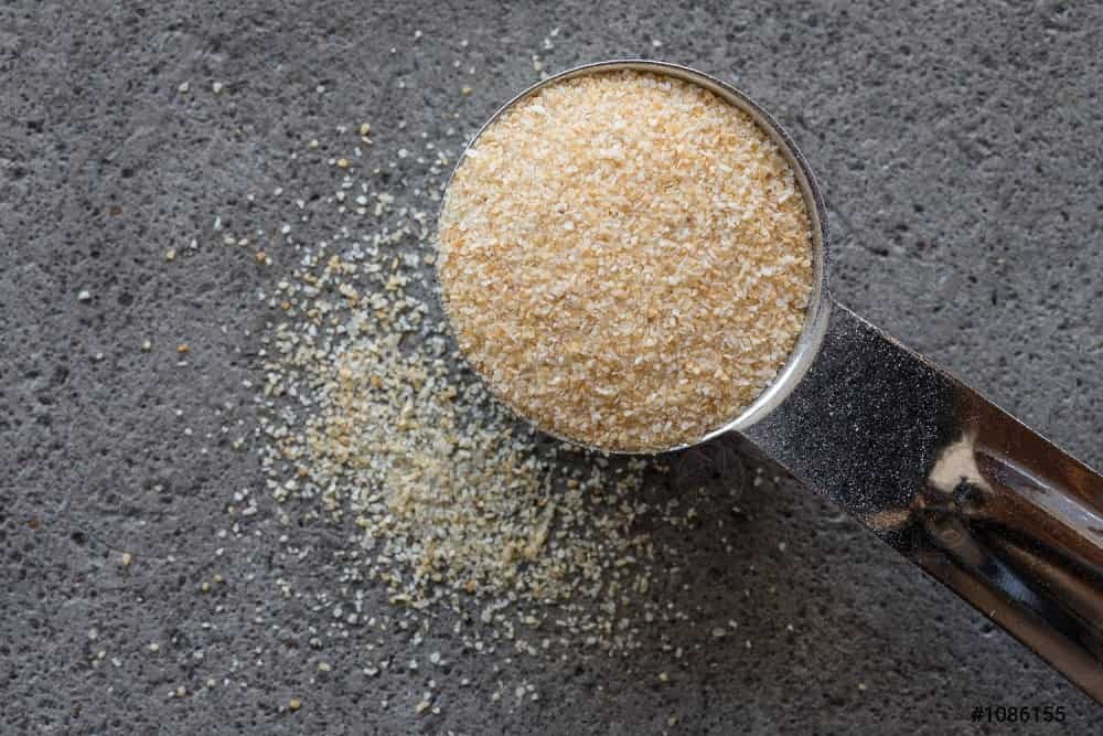 garlic-powder-spilled-from-teaspoon-1086155