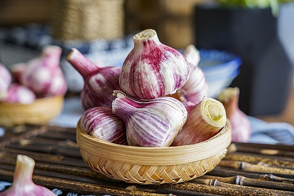 pngtree-fresh-garlic-purple-skin-garlic-seasoning-food-image_1034419