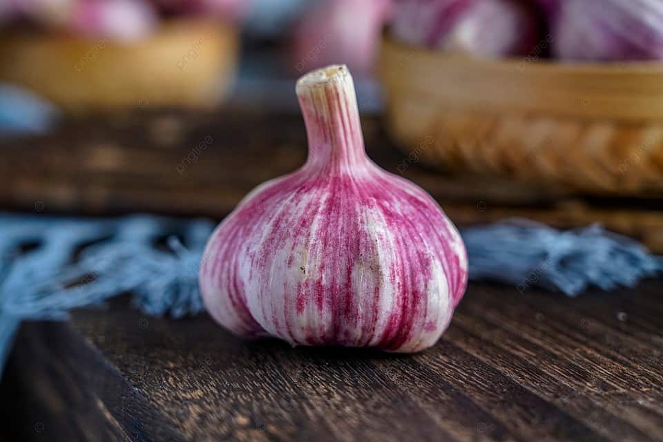 pngtree-single-single-head-garlic-fresh-garlic-purple-skin-food-seasoning-image_1034420
