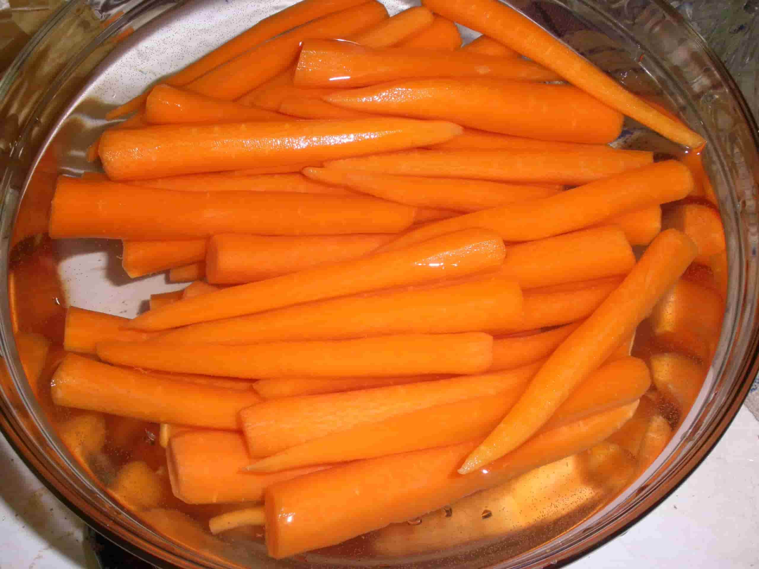 558149-peeled-carrots-in-a-container