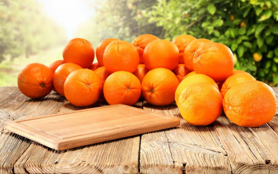 apelsiny-tsitrusy-doska-fon