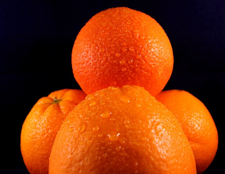frukty-apelsiny-voda-kapli