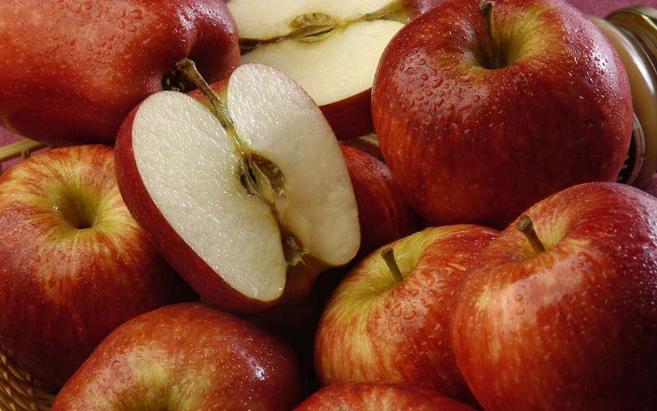 apples-food-fruit-water-drops-wallpaper