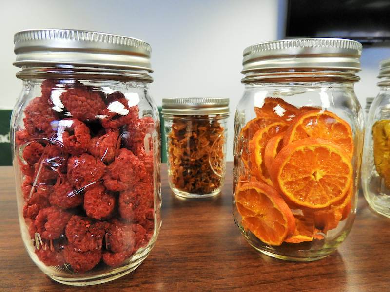 Mason_jars_with_dehydrated_raspberries_and_oranges