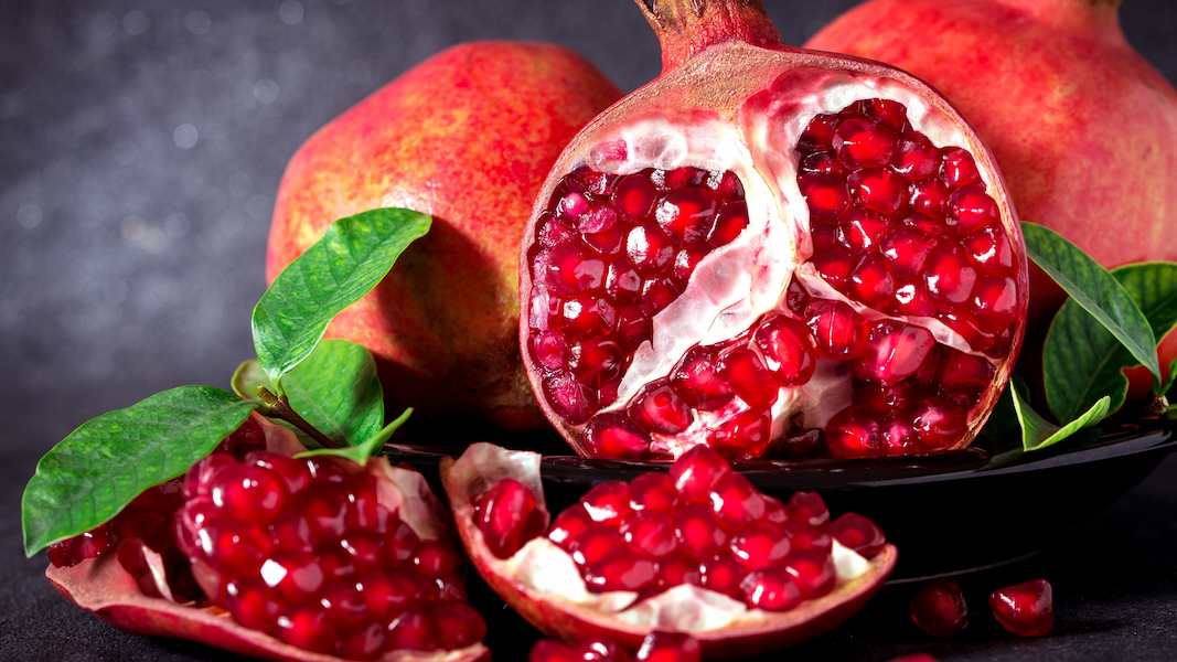 Delicious-fruit-pomegranate_3840x2160