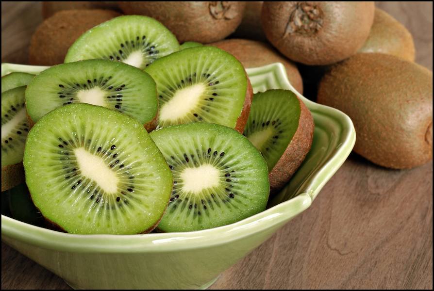 Freshly-sliced-kiwi-fruit-with-whole-kiwis