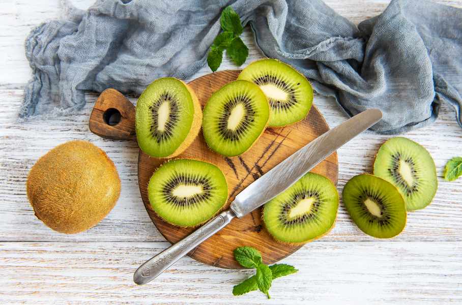 2019Food___Berries_and_fruits_and_nuts_Sliced_kiwi_on_a_cutting_board_137082_ (1)