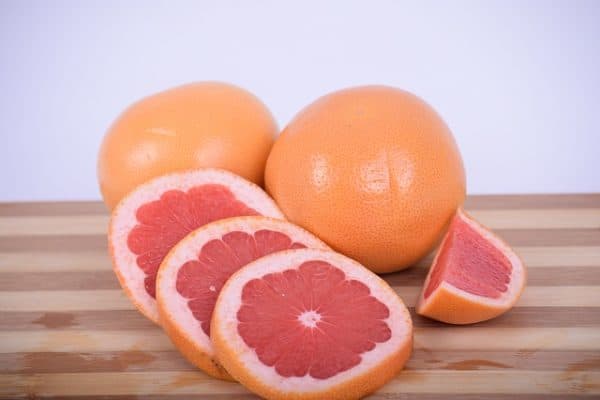 Can-Dogs-Eat-Grapefruit-600x400 (1)