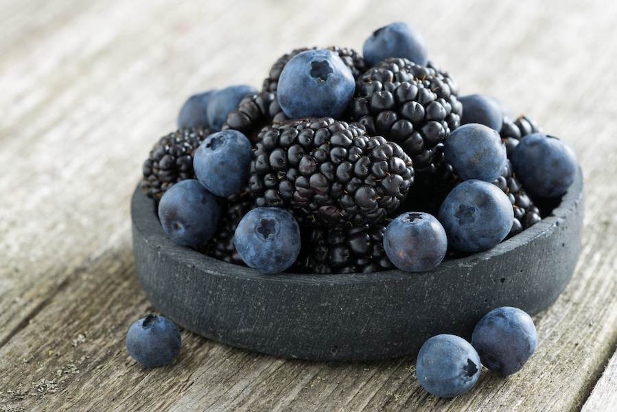 blackberries-blueberries-berries-plate-wallpaper