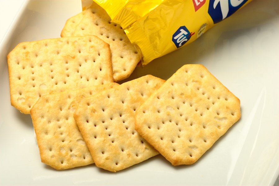 Tuc_Crackers_On_Plate_With_Packing_2012 (1)