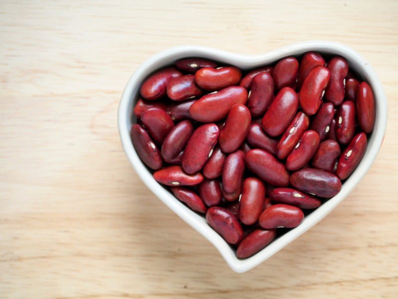A-white-heart-shaped-bowl-of-kidney-beans-800x600