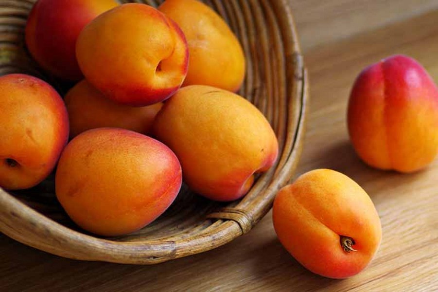 Fresh-Apricots-in-a-Bowl