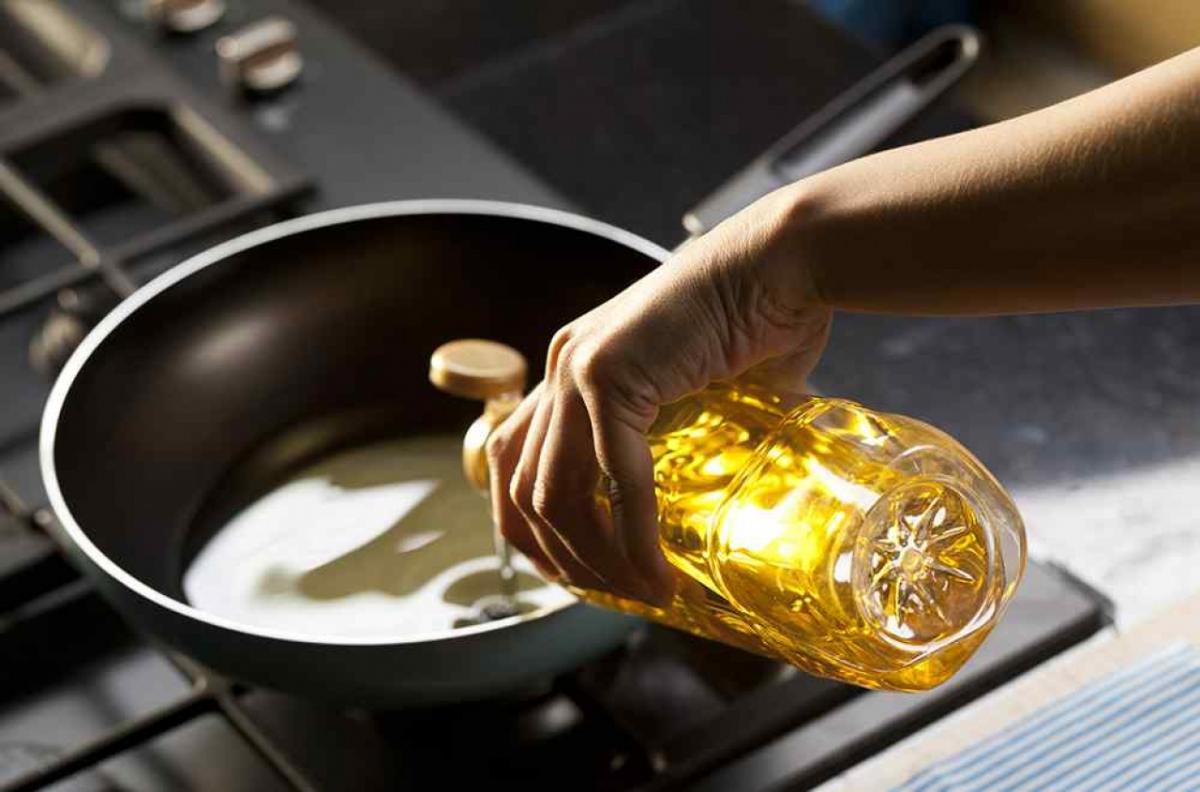 pour-oil-from-bottle-into-the-pan