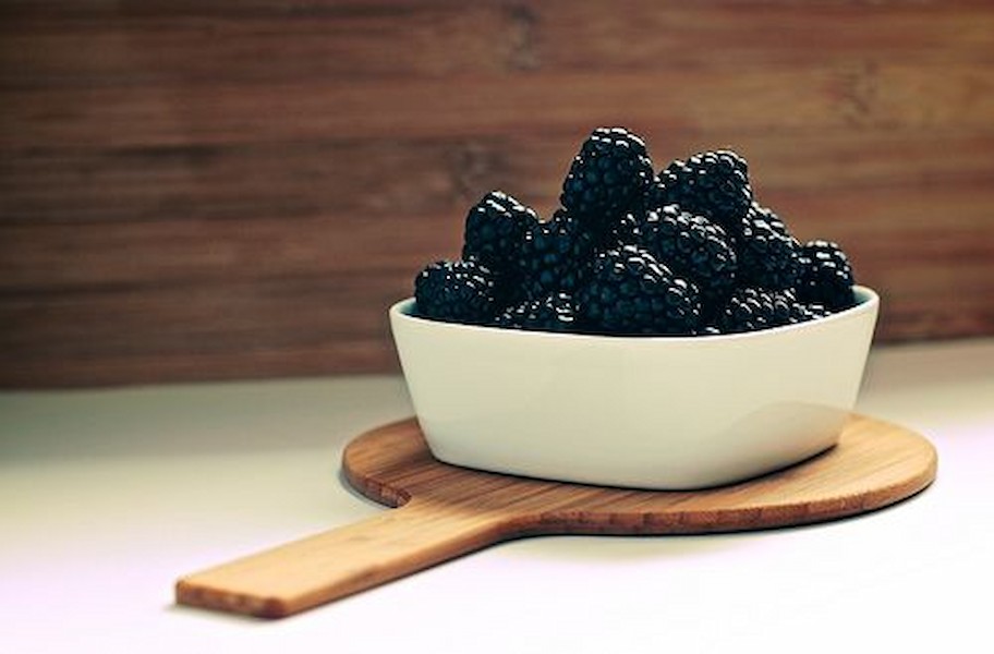 Handful-of-blackberries