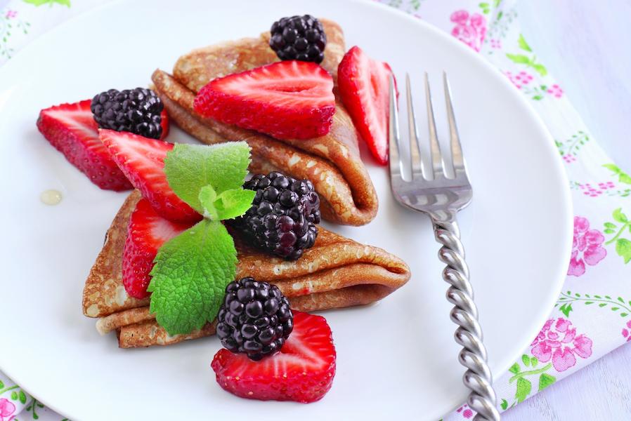 430447-sweets-pancakes-food-dessert-fruit-blackberry-strawberries