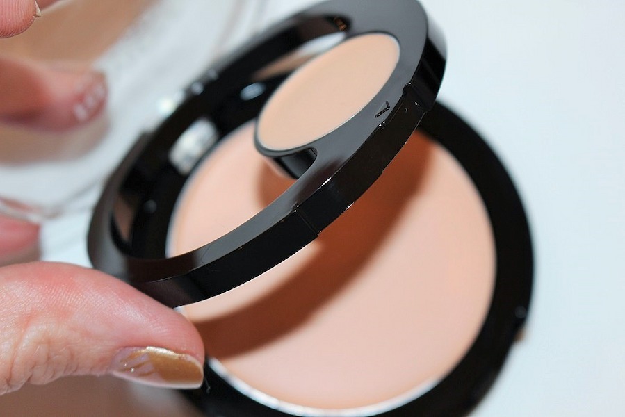 revlon-colorstay-2-in-1-compact-makeup-concealer-review-3