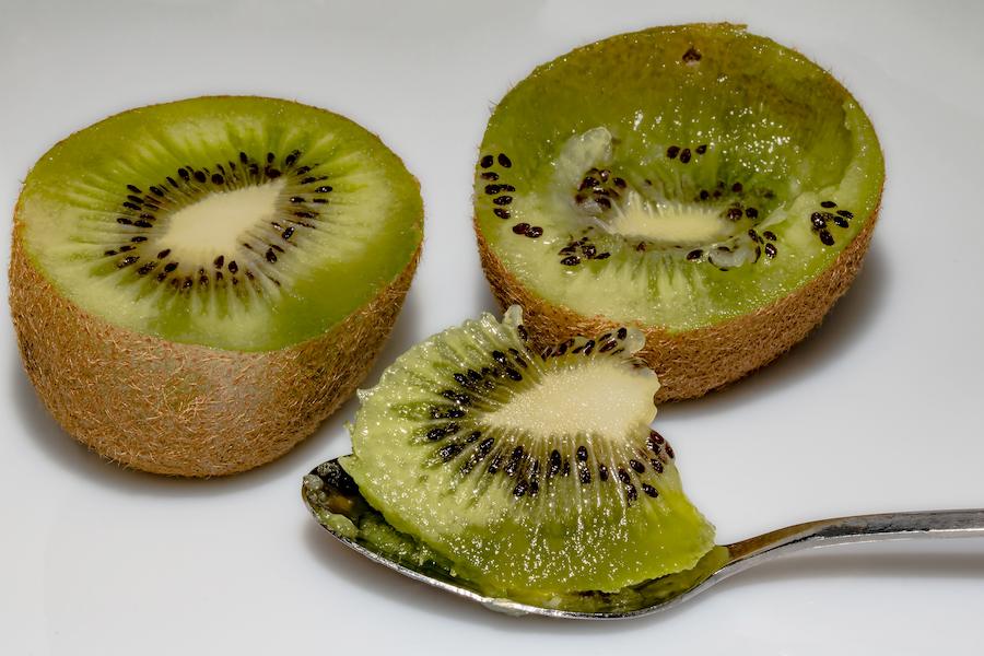 plant-fruit-sweet-ripe-food-produce-juicy-healthy-eat-delicious-spoon-kiwi-pulp-vitamins-frisch-kiwi-fruit-chinese-gooseberry-cores-kiwifruit-kiwi-halves-ausgel-ffelte-instead-1285505
