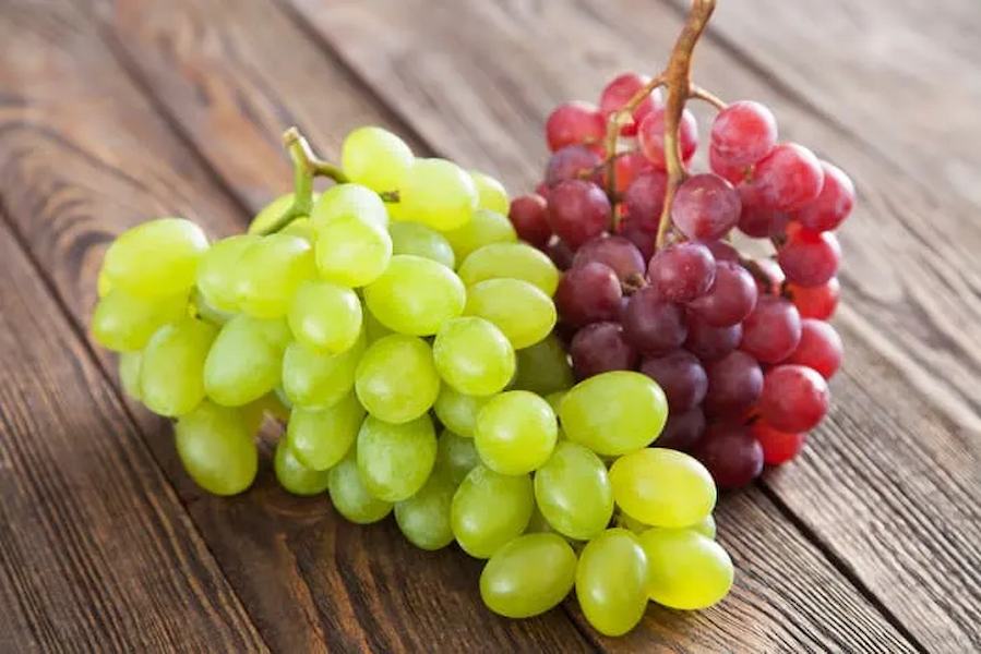 Green-and-Red-Grapes-SS-130380677.jpg