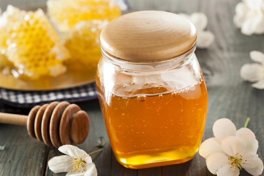 raw-honey-vs-regular-honey-on-table