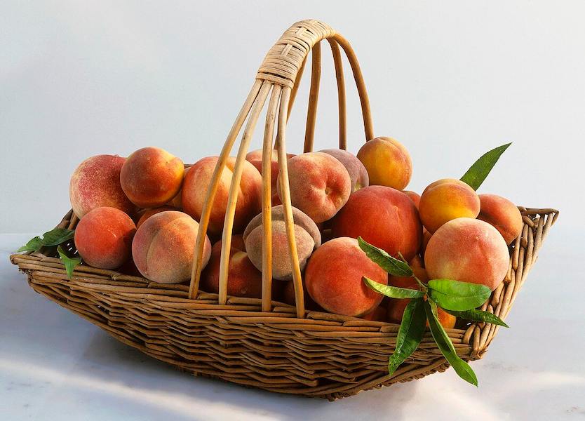 00332804-Various-types-of-peaches-in-a-basket