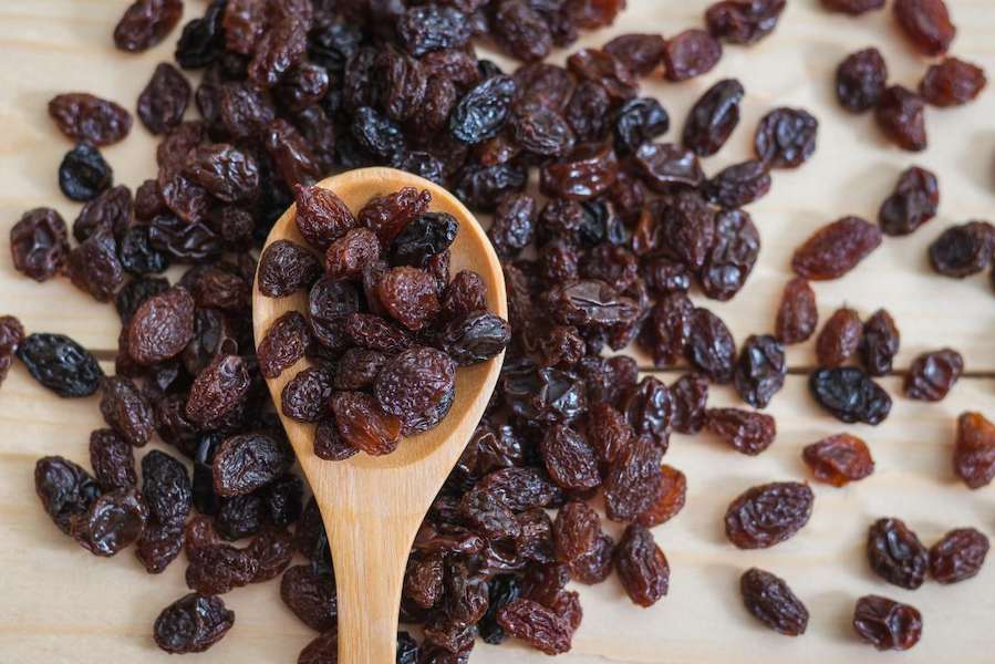 raisins-on-a-wooden-spoon