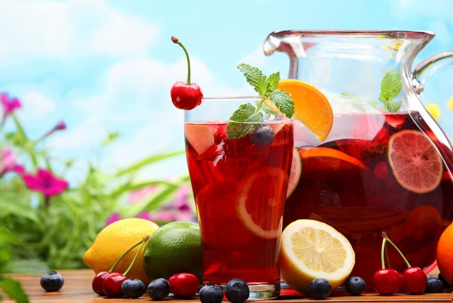 Refreshing-sangria-with-fruits