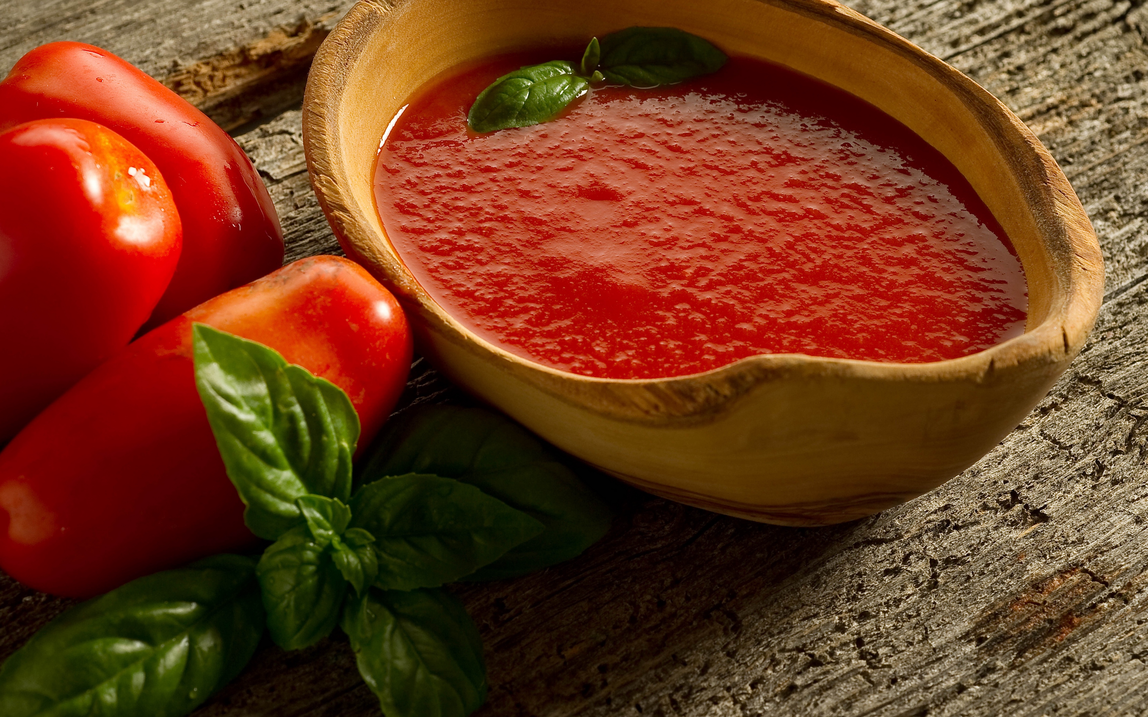 2018Food___Drinks_Tomato_juice_in_a_wooden_bowl_on_the_table_with_tomatoes_and_basil_129153_